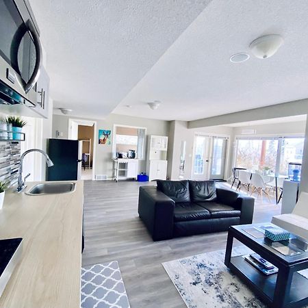 Private, Spacious, & Bright Home 卡加利 外观 照片