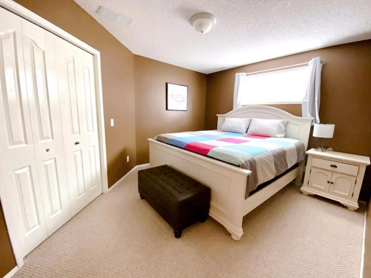 Private, Spacious, & Bright Home 卡加利 外观 照片