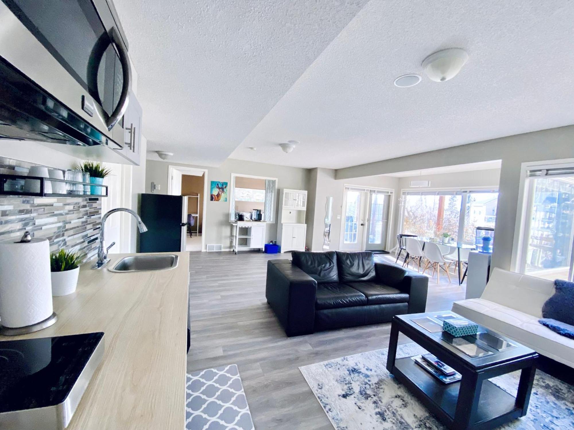Private, Spacious, & Bright Home 卡加利 外观 照片